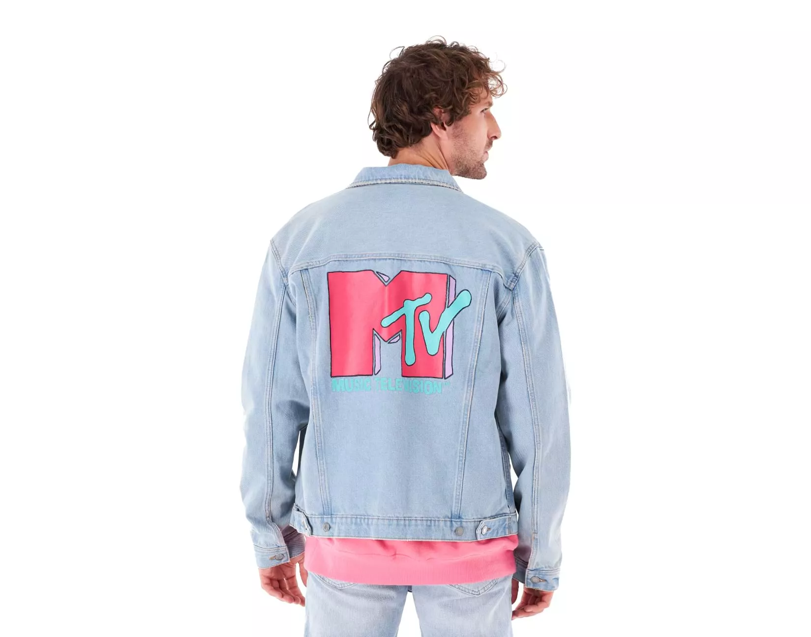 Man i jeansjacka vid modefotografering med livemodell