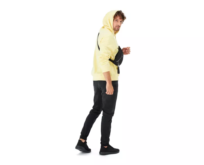 Man i gul huvtröja vid modefotografering med livemodell