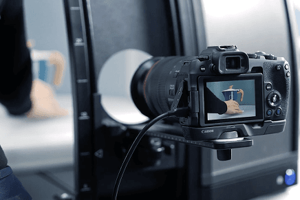 Kamera som fotograferar en produkt i en Orbitvu-studio