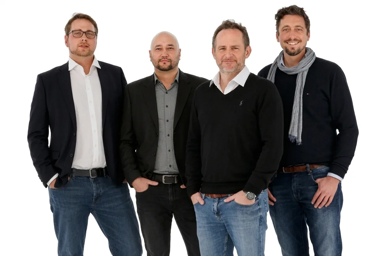 Gruppbild av sex yrkespersoner i smart casual-klädsel