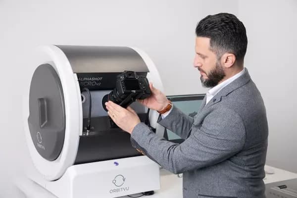 Montering av en systemkamera på en maskin för produktfotografering