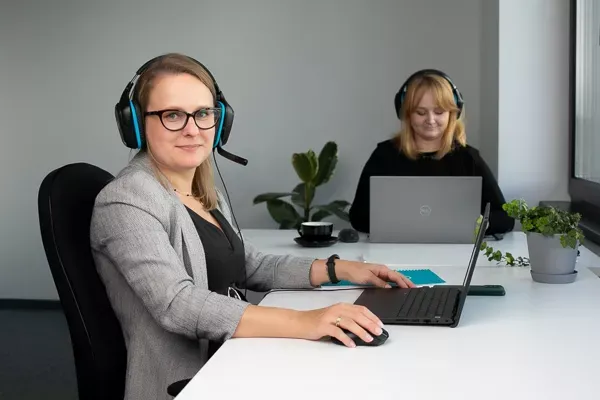 Två kundtjänstmedarbetare som arbetar på kontoret
