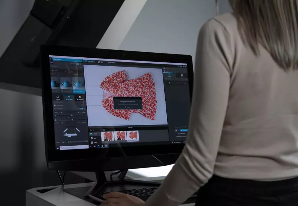 Automatiserad mjukvara som bearbetar en flat lay-bild av ett plagg