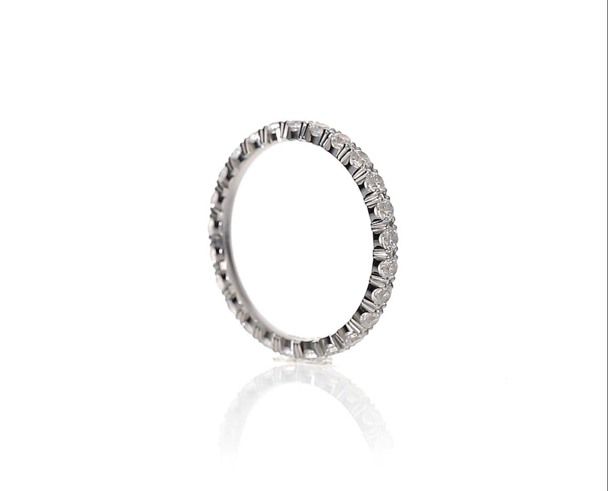 Video av en vit ring med diamant