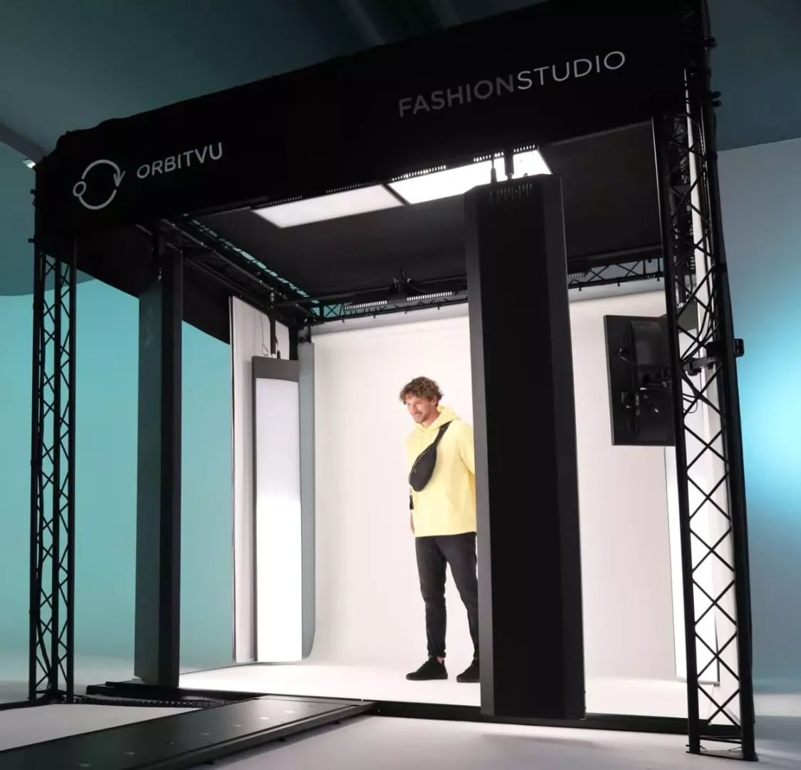 Modell i Fashion Studio, Orbitvus uppställning för fotografering med livemodeller