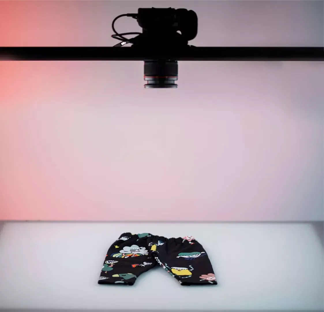 Uppställning för flat lay-fotografering med kamera ovanifrån i en Orbitvu-studio