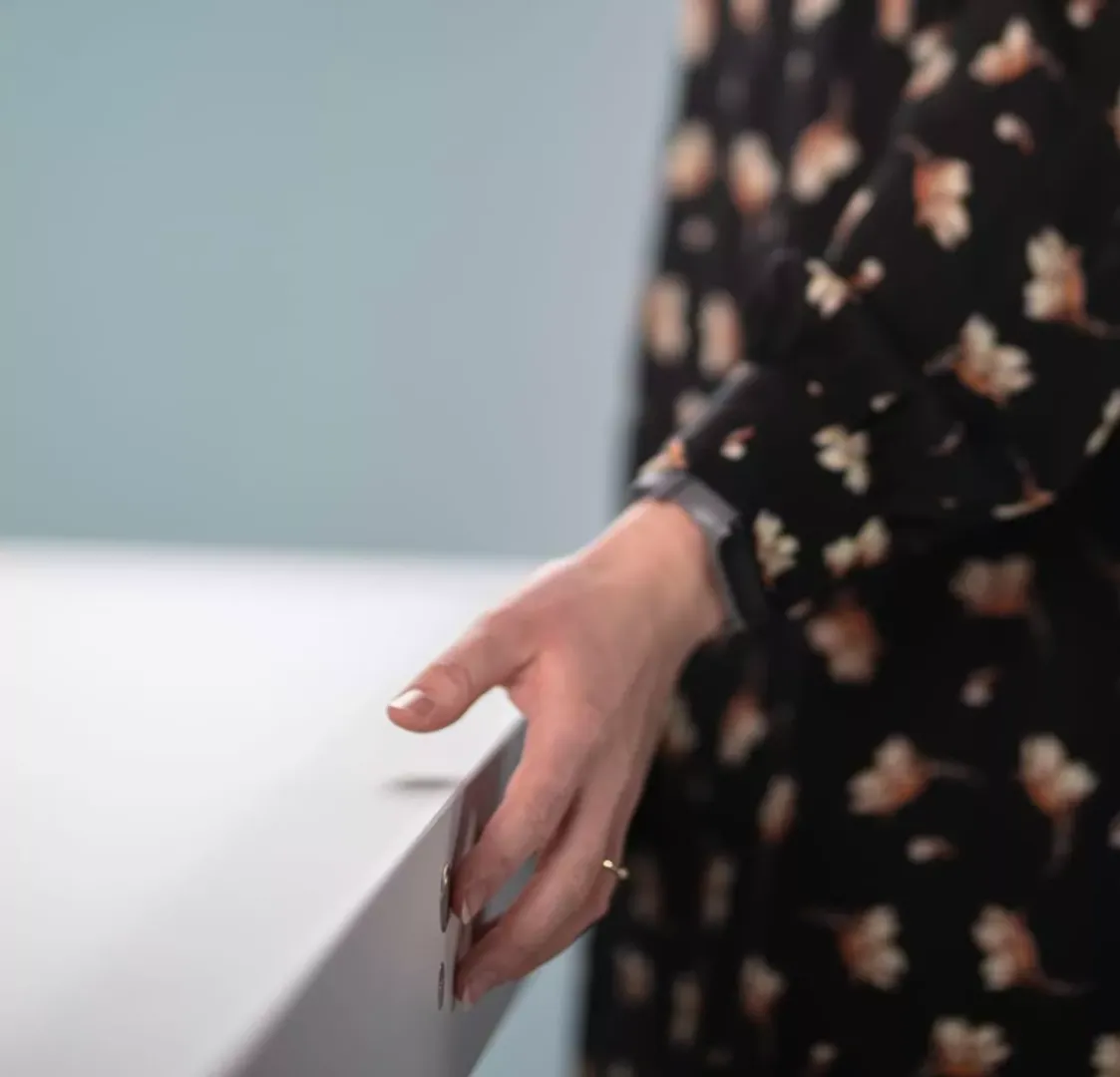 Positionsmarkeringar på ett flat lay-bord för en enhetlig varumärkesprofil
