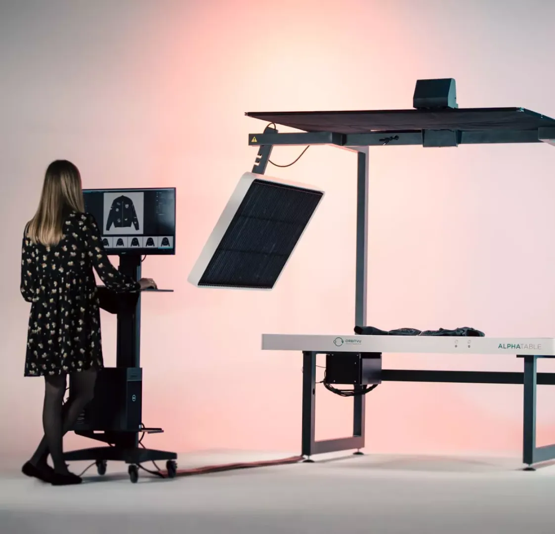 Användning av ett automatiserat system för flat lay-fotografering av kläder