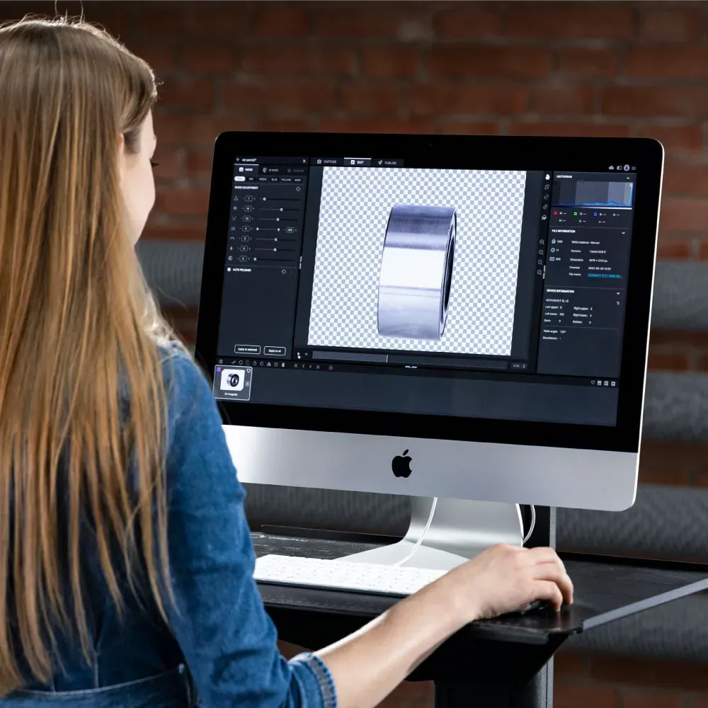 Kvinna som redigerar en produktbild på en Mac