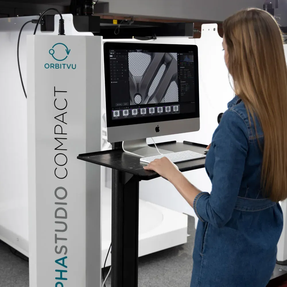 Kvinna som använder Orbitvu Alphastudio Compact