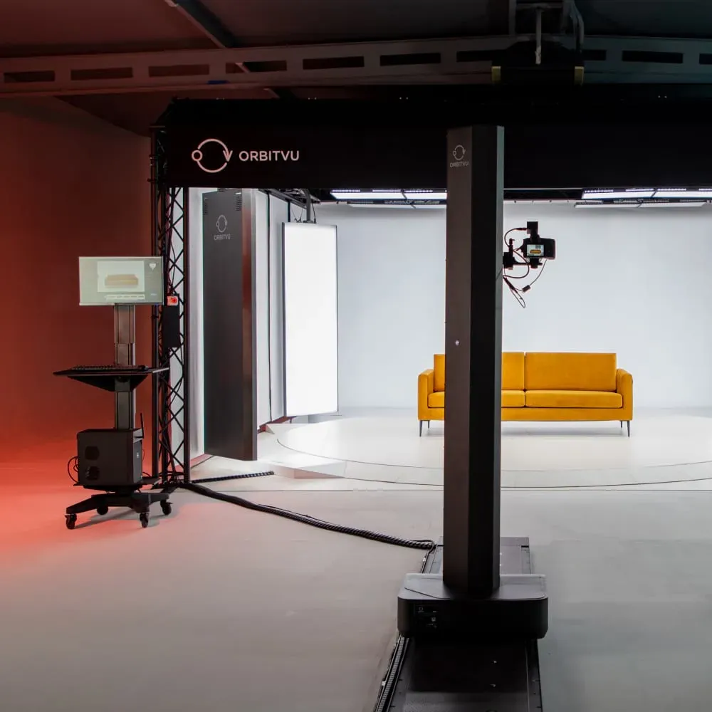 Orbitvu fotostudio för möbler med gul soffa
