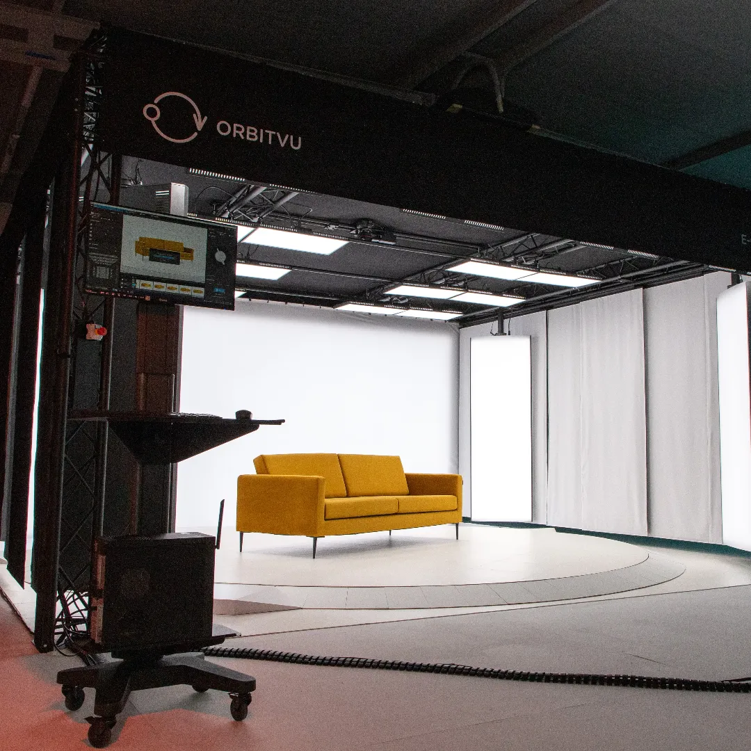 Vridbord för 360-fotografering i Orbitvus möbelstudio med soffa