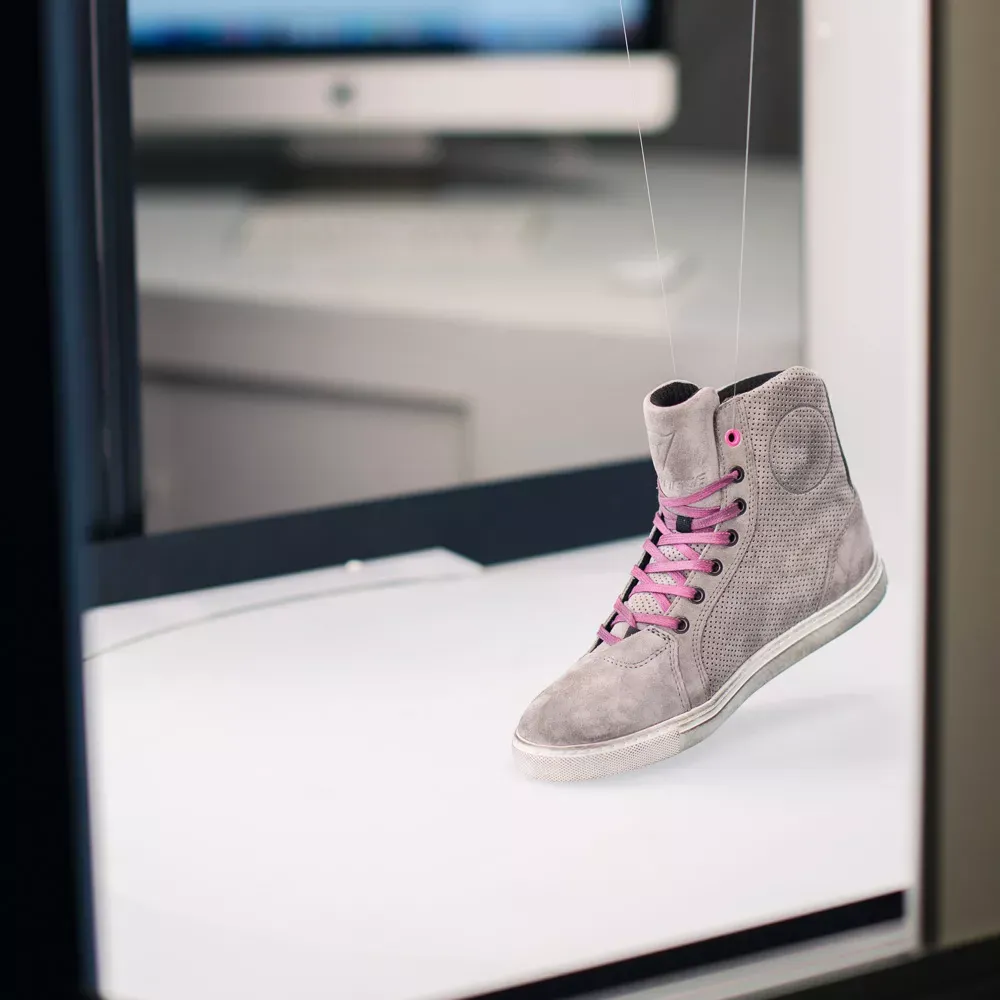 Produktbild av grå högskaftad sneaker i mocka med rosa skosnören