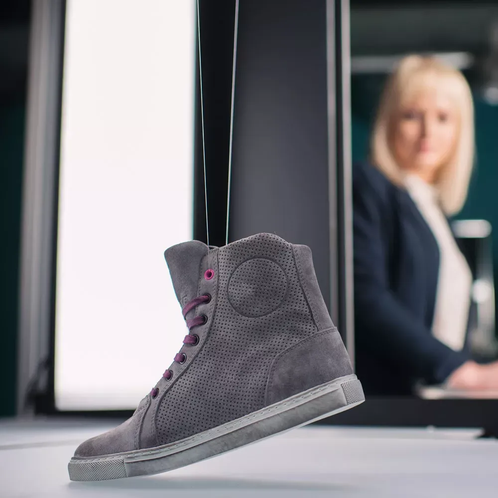 Grå högskaftad sneaker