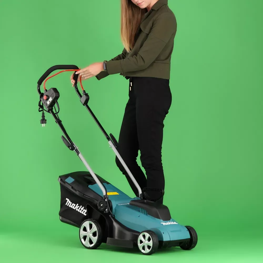 Kvinna som demonstrerar Makita mot green screen