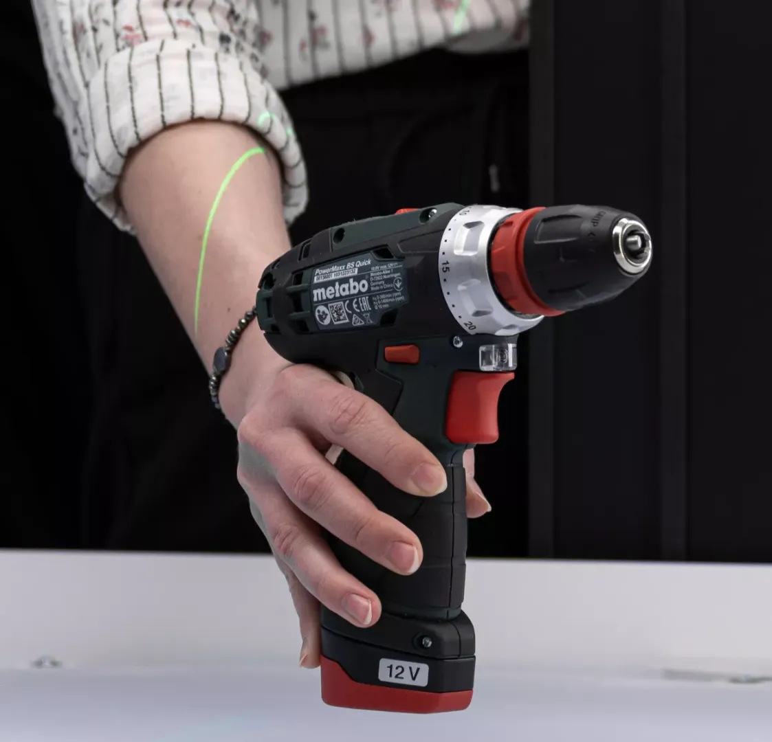 Närbild av en Metabo-borrmaskin i handen