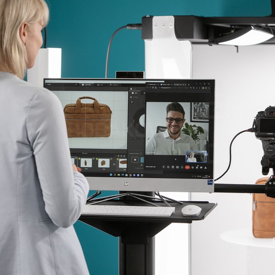 Samarbete på distans för godkännande av produktbilder via videosamtal