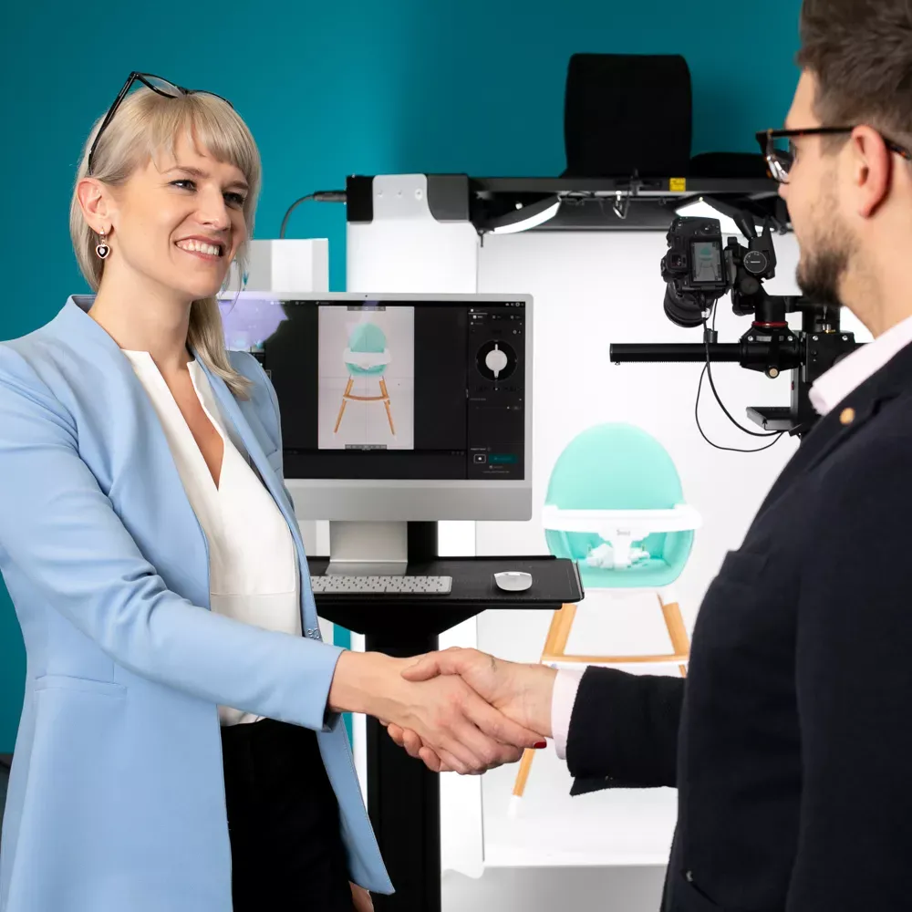 Två personer som skakar hand nära en fotostudio