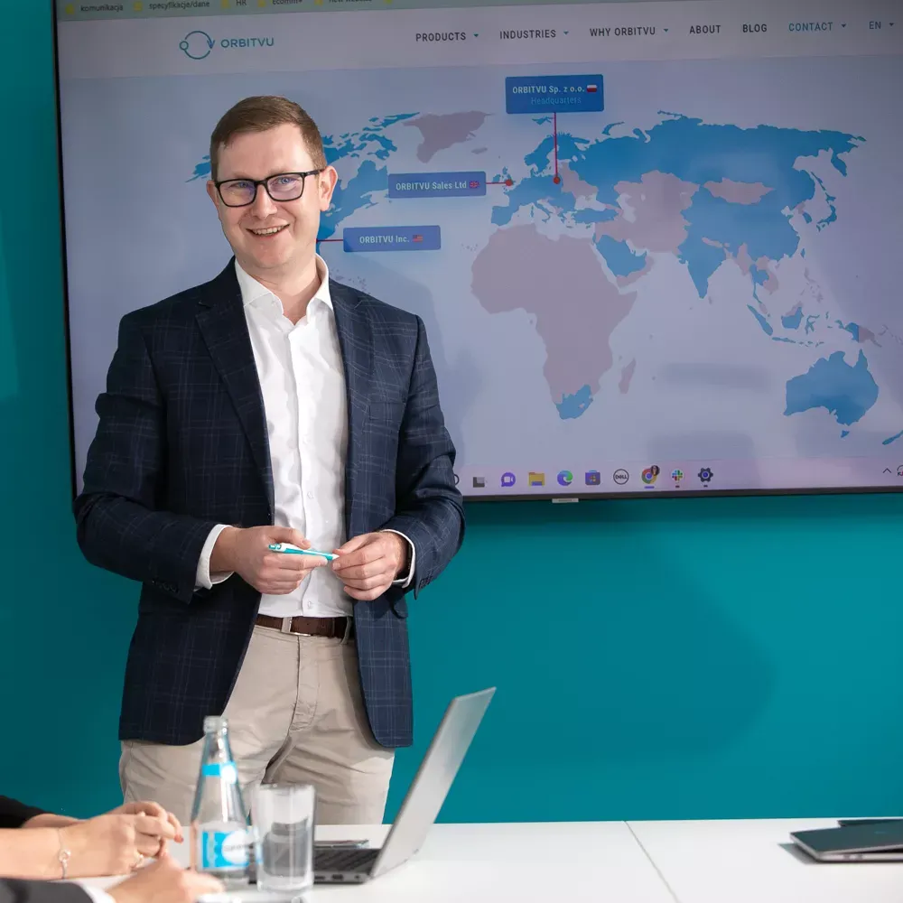 Orbitvus ledningspresentation med karta över global verksamhet